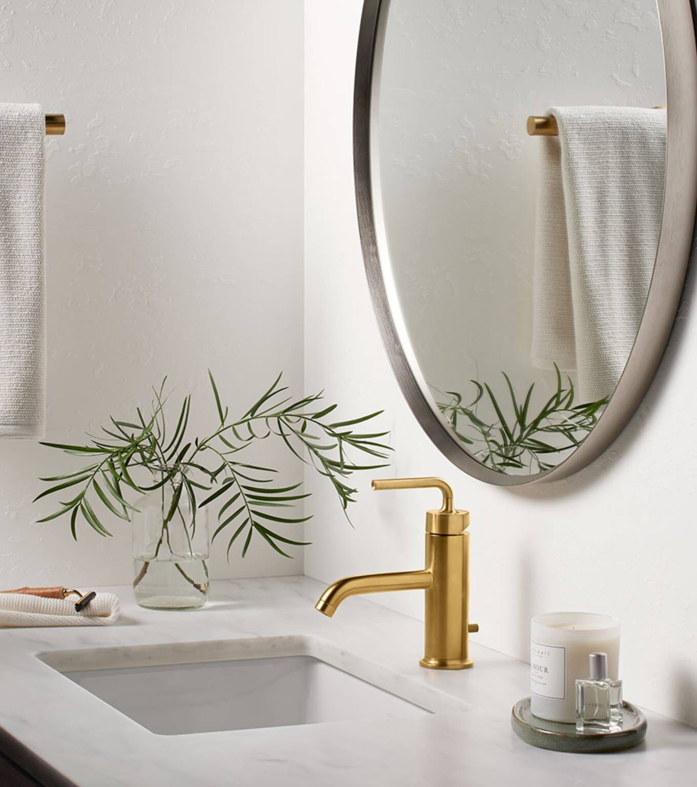 Llave monomando baja para lavabo l&iacute;nea Purist en dorado cepillado,,hi-res image number null