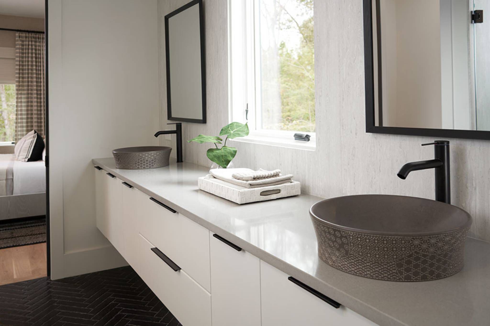 Llave monomando baja para lavabo l&iacute;nea Components en negro mate,,hi-res image number null